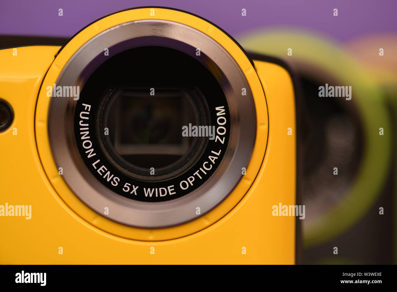 Greymouth, Neuseeland, 24 Dezember, 2018: Detail der Linse auf neue Fujifilm XP 120 wasserdichte Kamera Stockfoto