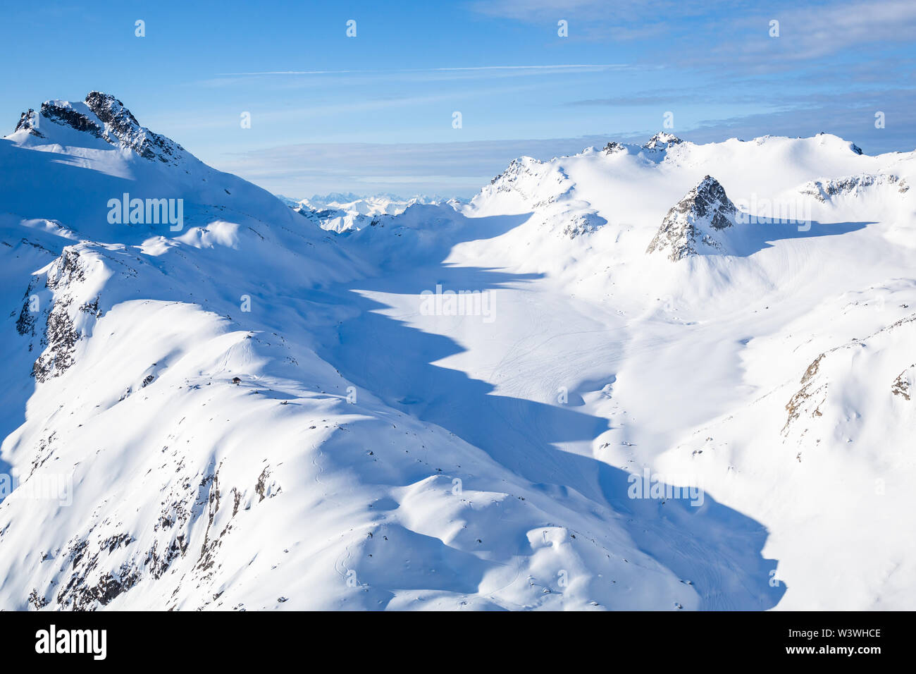 Backcountry Skiing und Blick auf die Hütte und hte Snowbird Snowbird Gletscher, die umliegenden felsigen spire oder nunatak in der Ferne. Stockfoto