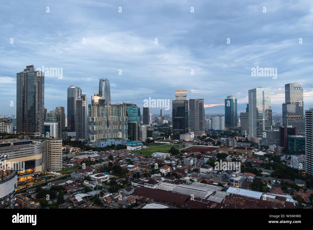 Nightfall über Jakarta Geschäftsgebiets um Kuningan in Indonesien Hauptstadt, Südostasien Stockfoto