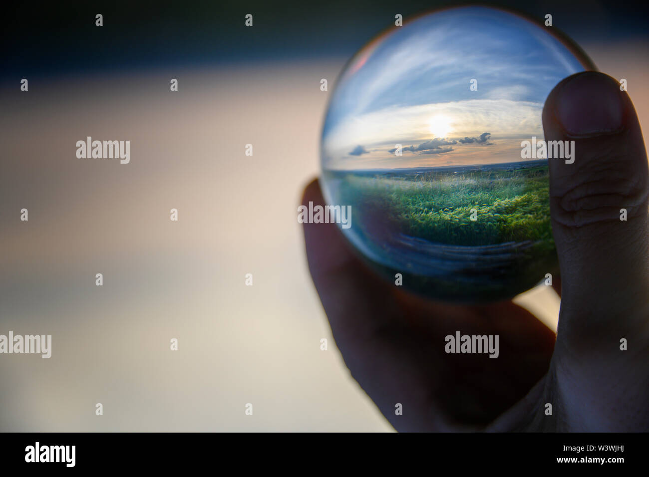 Verträumte Landschaft in Handheld lensball (Original Titel: "Erhaltung") Stockfoto