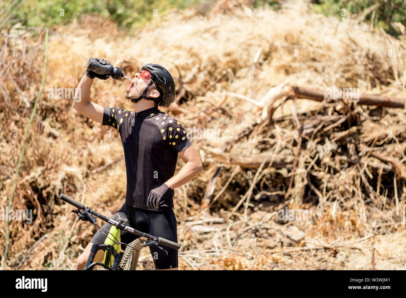 Oberkörper von Mountainbike männliche Radfahrer rehydrating Stockfoto