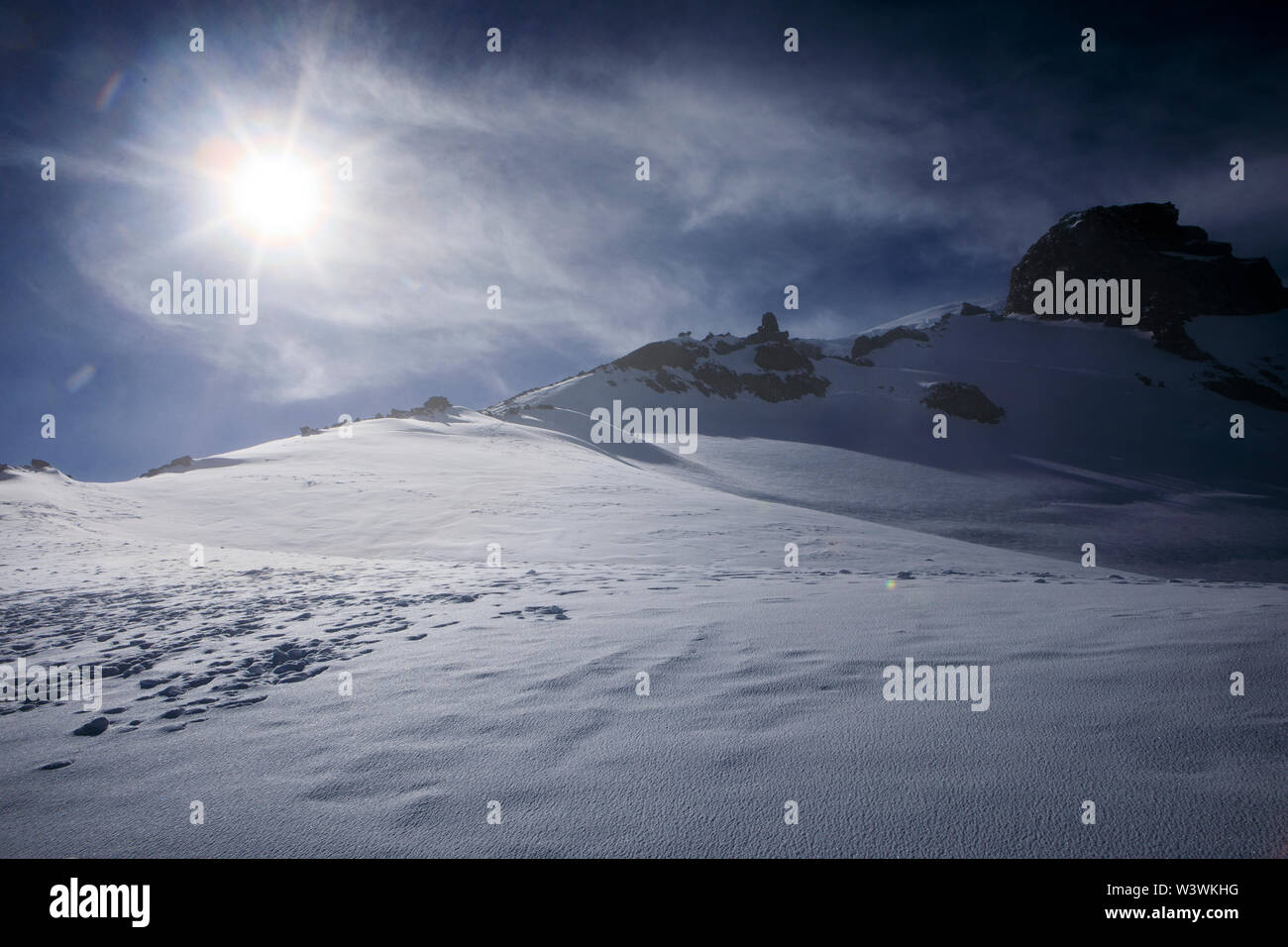 Die Sonne beginnt zu setzen Über Camp Muir bei 10.000 Fuß auf Mt Rainier Stockfoto