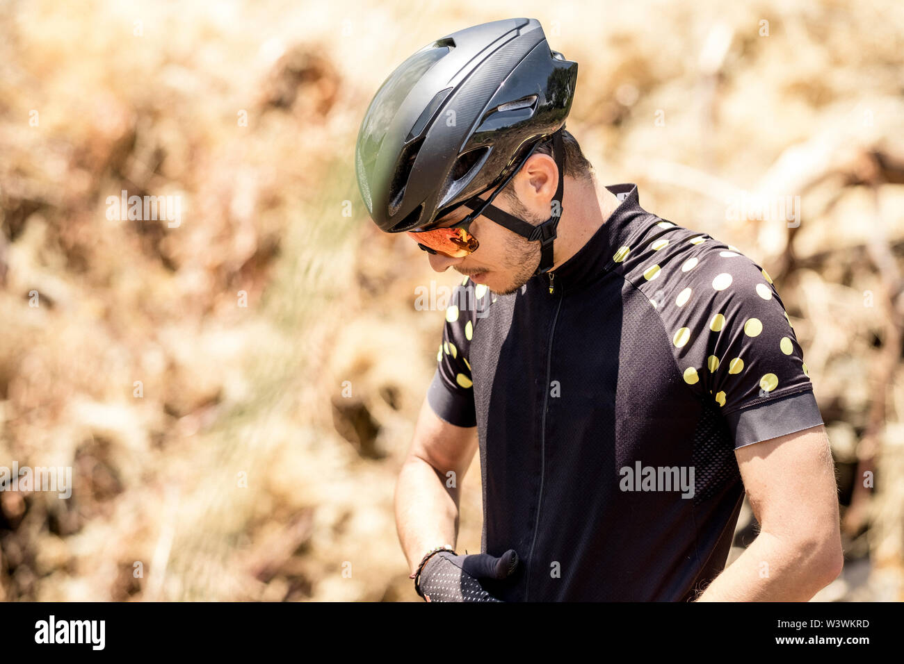 Portrait der männlichen Radfahrer gegen verschwommenen Hintergrund Stockfoto