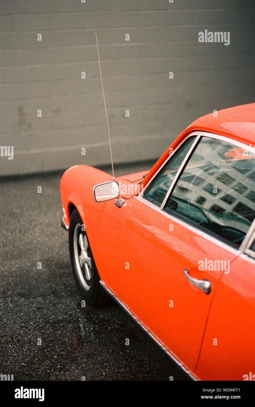 Sport luxus Oldtimer durch die Wand geparkt Stockfoto