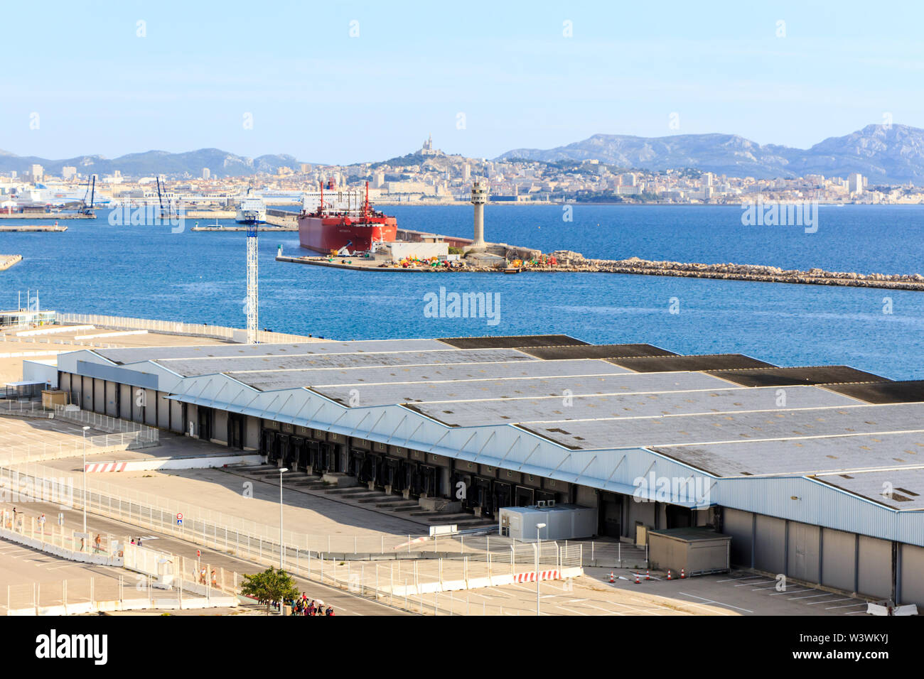 Marseille, Frankreich - 8. September 2015: Blick auf den Hafen. Die Stadt ist ein beliebtes Ziel für Kreuzfahrtschiffe. Stockfoto