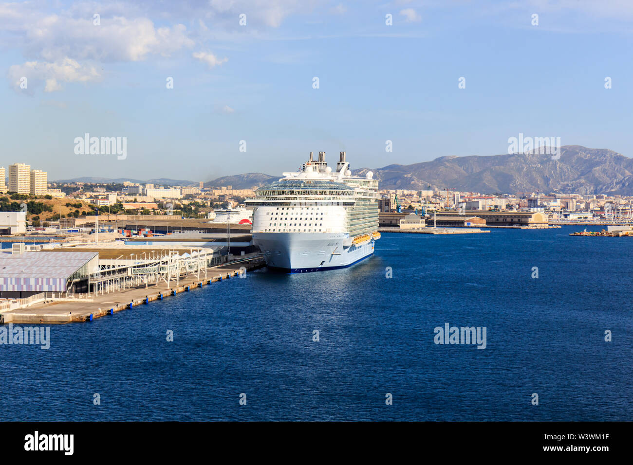 Marseille, Frankreich - 8. September 2015: Die Royal Caribbean Cruise Ship Allure of the Seas im Hafen. Die Stadt ist ein beliebtes Ziel f Stockfoto