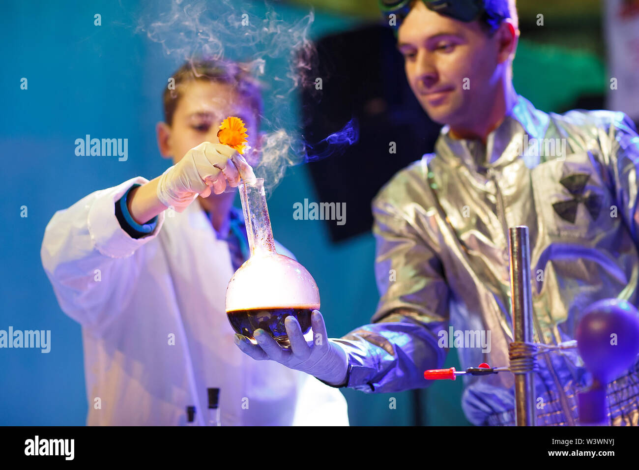 Experimente in einem Chemielabor. Experimentieren im Labor Stockfoto