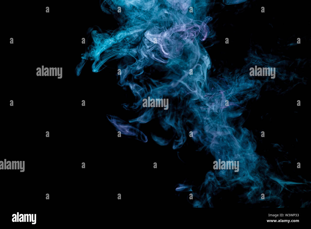 Giftige Bewegung der Farbe Blau und Rosa rauch Abstract auf schwarzem  Hintergrund, Brand Design. Fantasy drucken für Kleidung: T-Shirts,  Sweatshirts Stockfotografie - Alamy