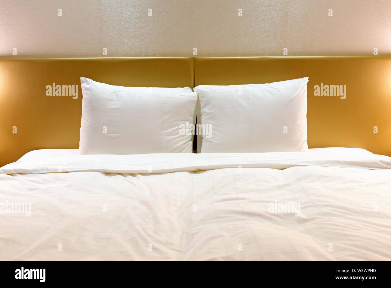 Luxuriöse Golden King size Bett für zwei Personen Stockfoto