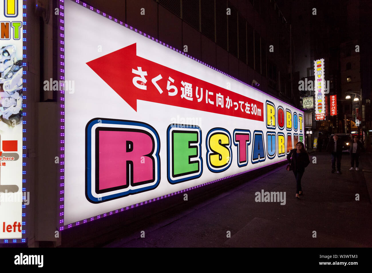 Ein Schild für das Robot Restaurant in Kabukicho, Shinjuku, Tokio, Japan. Stockfoto
