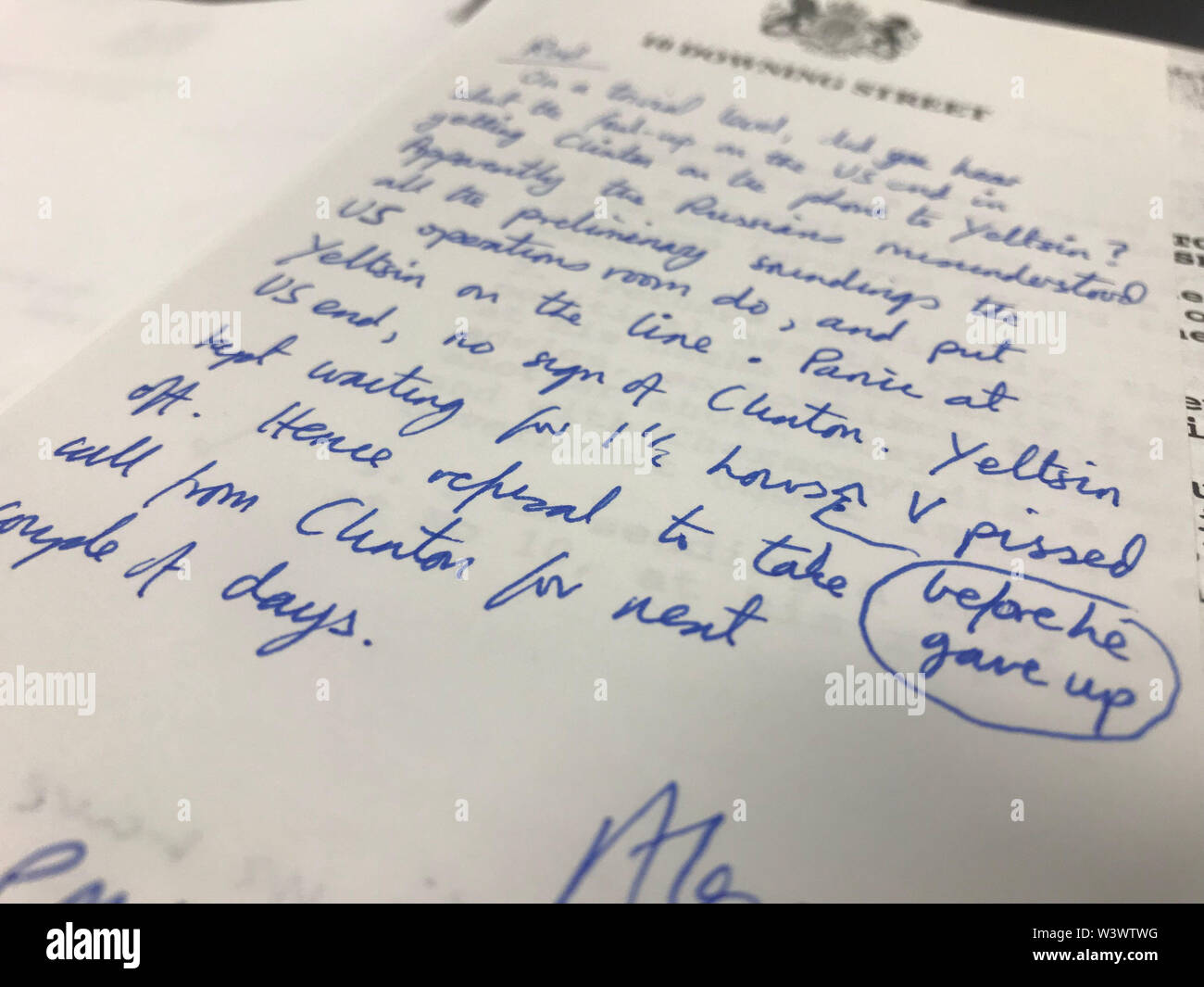 Eine handschriftliche Notiz auf der Downing Street Papier, an den nationalen Archiven gesehen, dass zeigt, dass Boris Jelzin zu halten war für 90 Minuten zu Bill Clinton im Jahr 1994 gehalten. Stockfoto