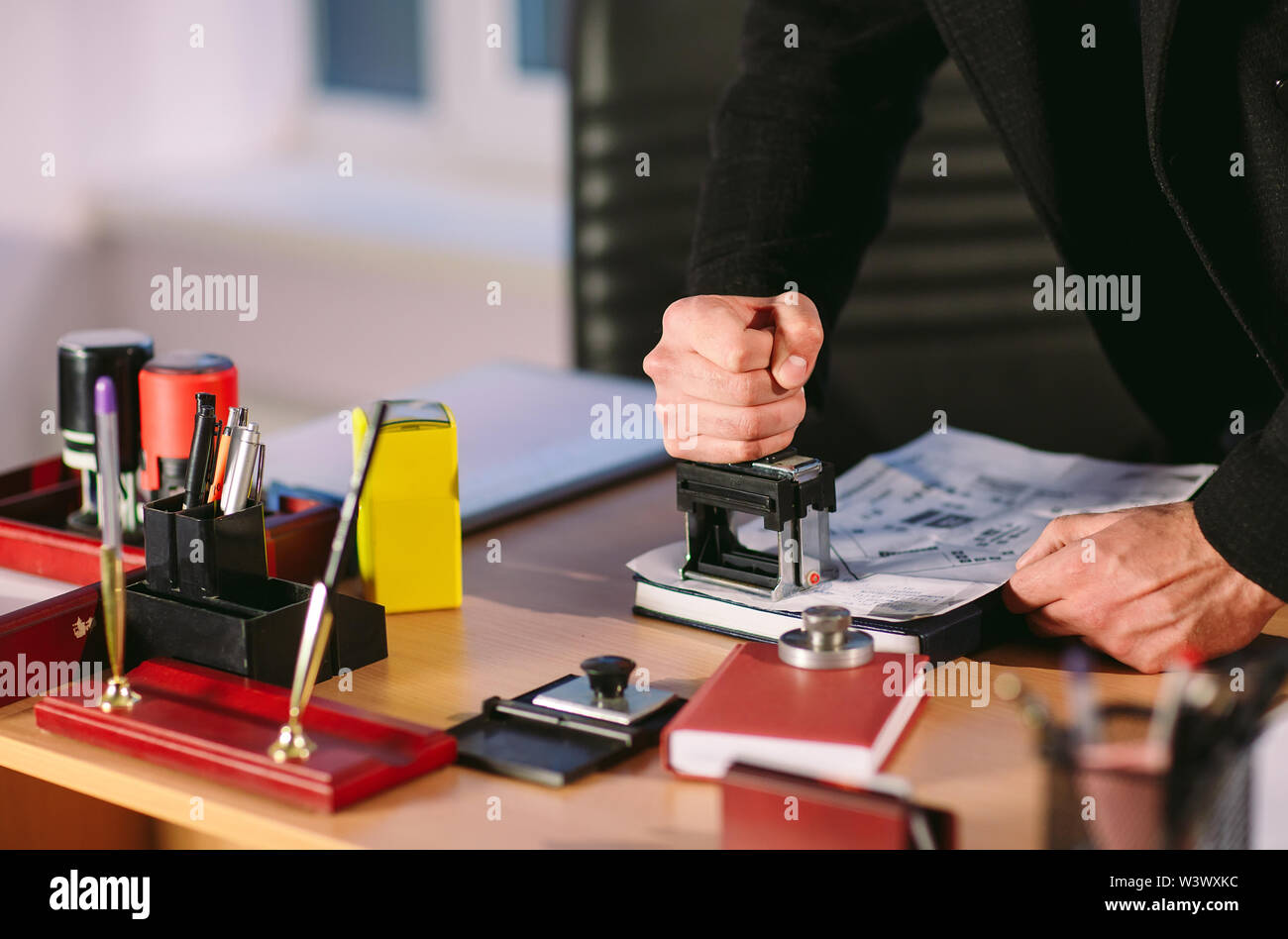 Konzept. Spion nimmt auf dem Foto Dokumente. Dieb im Büro. Stockfoto