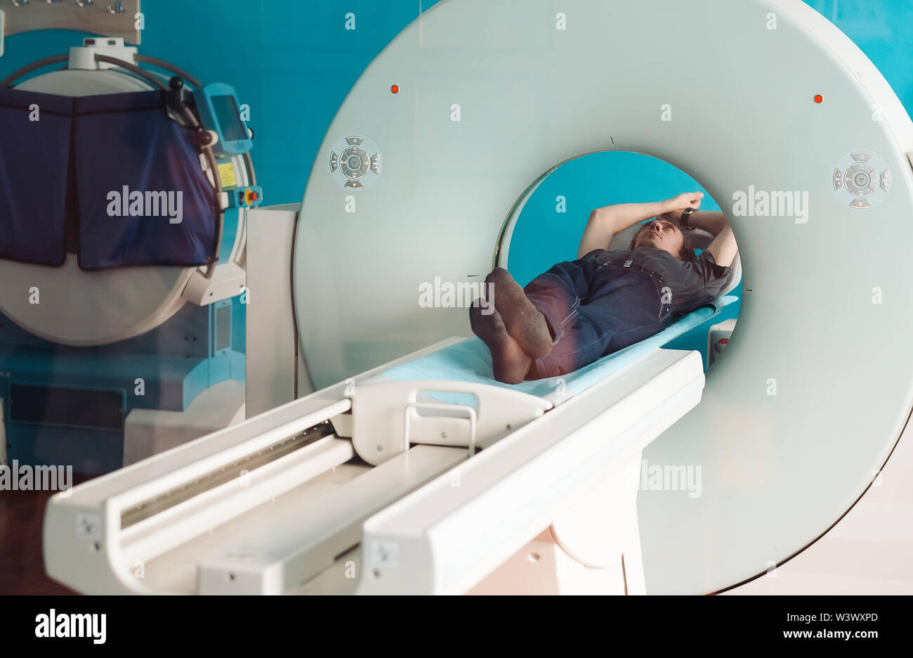 Patienten, die sich einer MRT eine am Krankenhaus. Stockfoto