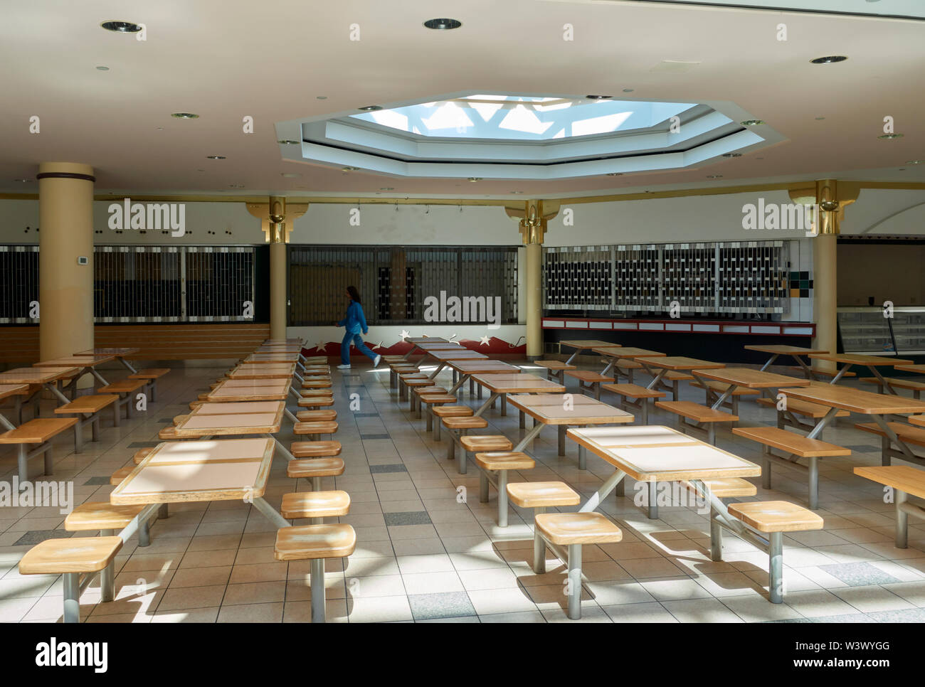 Eine leere Food Court am ehemaligen Niagara Square Mall, Niagara Falls, Ontario, Kanada. Stockfoto