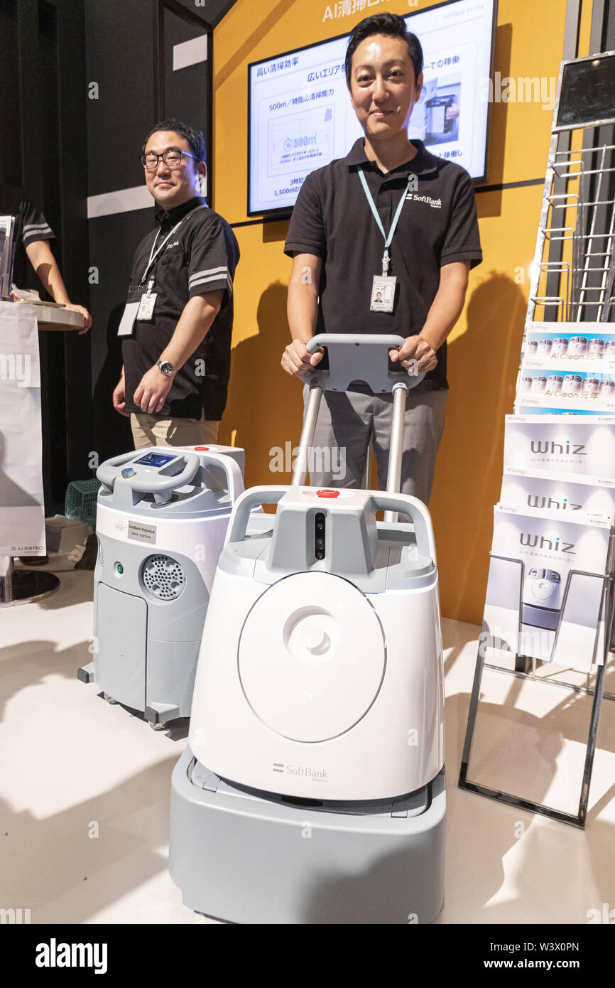 Tokio, Japan. 18 Juli, 2019. Ein Aussteller zeigt ein AI robot Whiz an der SoftBank Welt 2019 Halle. Die jährliche Veranstaltung wird von SoftBank Corp. organisierte KI (Künstliche Intelligenz) und IoT (Internet der Dinge) Unternehmen, die die neueste Technologie für Roboter in verschiedenen Geschäftsbereichen einzuführen. Die Ausstellung läuft noch bis zum 19. Juli. Credit: Rodrigo Reyes Marin/ZUMA Draht/Alamy leben Nachrichten Stockfoto