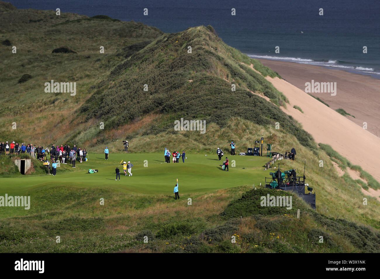 Golfspieler auf dem 5 grüne und 6 T-Stück während des Tages eine der Open Championship 2019 im Royal Portrush Golf Club. Stockfoto