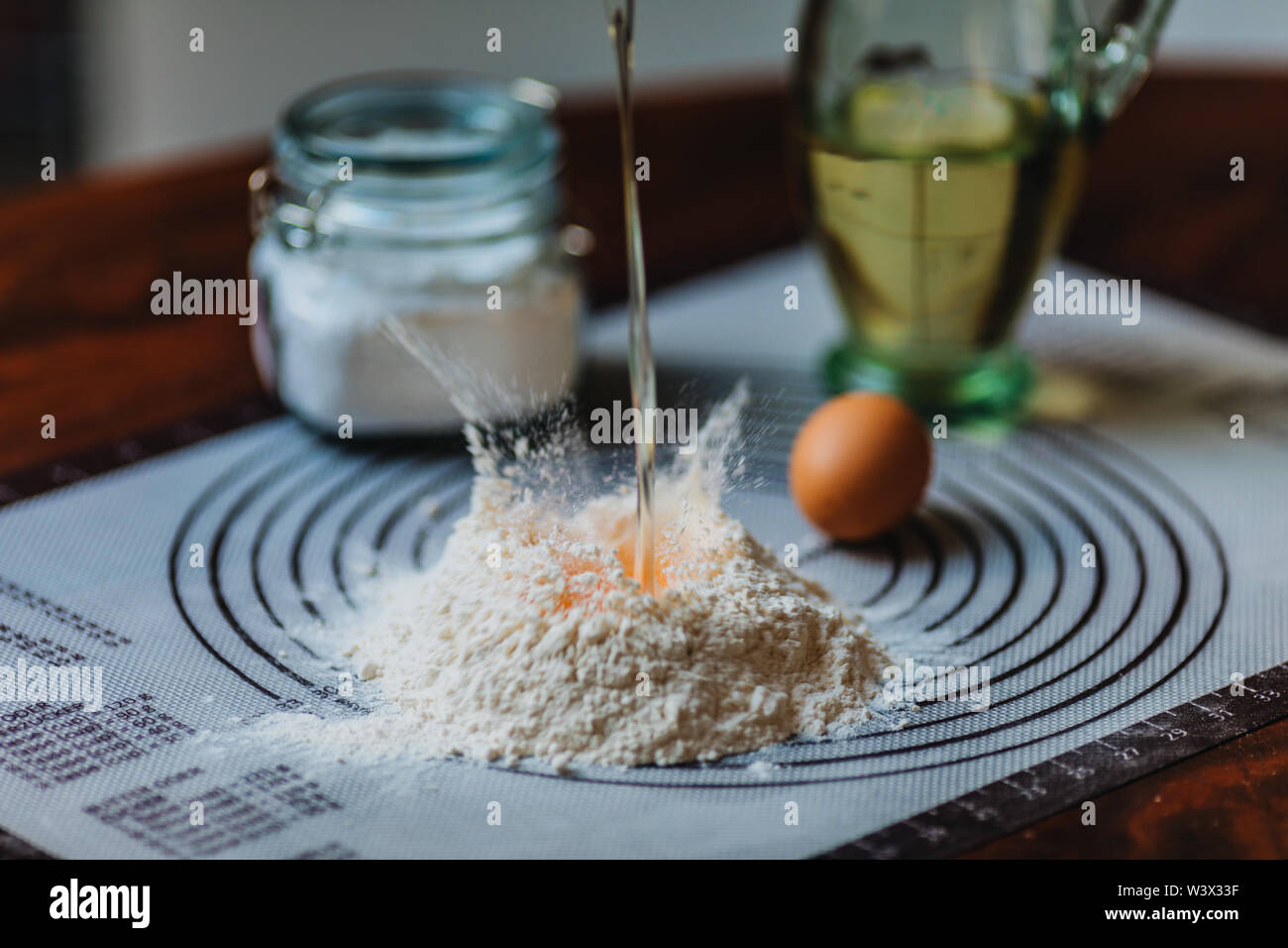 Ei und Mehl. Zutaten für Backwaren. Zucker Stockfoto