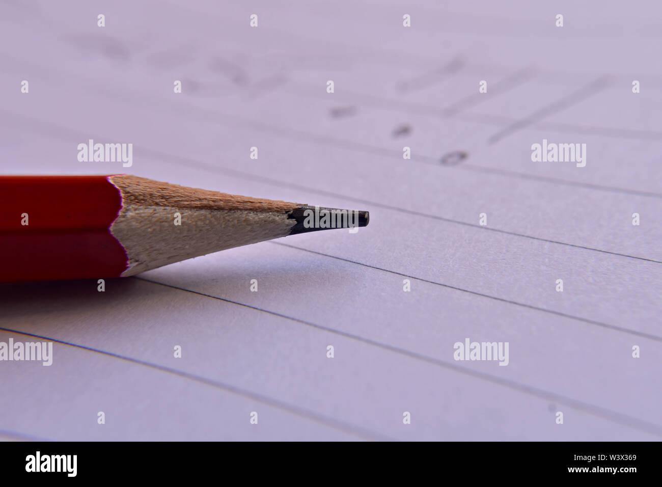 Roter Stift mit Notebook auf Holz- tabelle Speichern kreative Ideen auf Papier. Grundausstattung vor dem Computer. Auf der rustikalen Tisch background-image Stockfoto