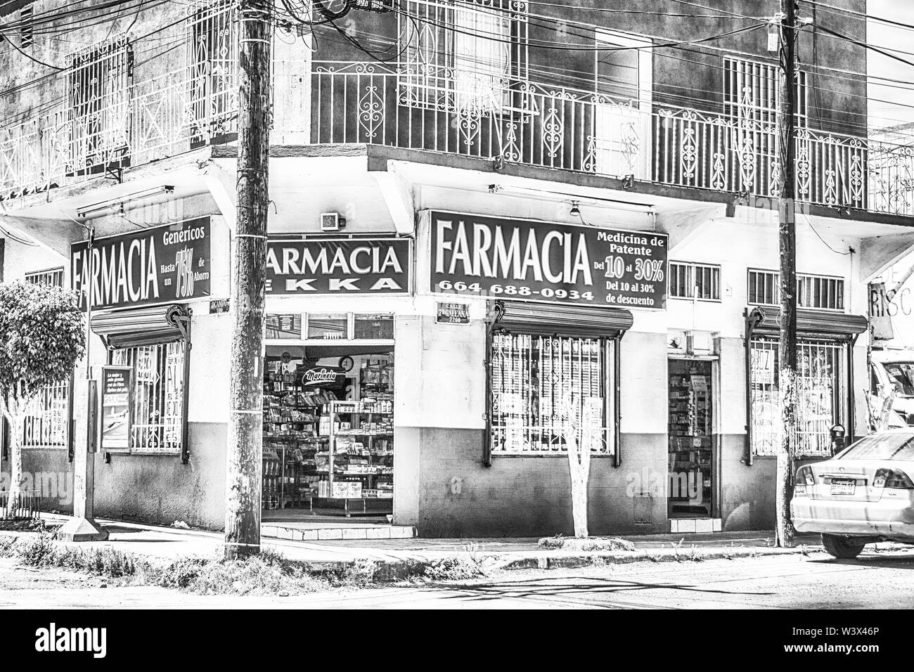 Eine Apotheke shot in Schwarz und Weiß, an einer Straßenecke in Tijuana, Mexiko Stockfoto