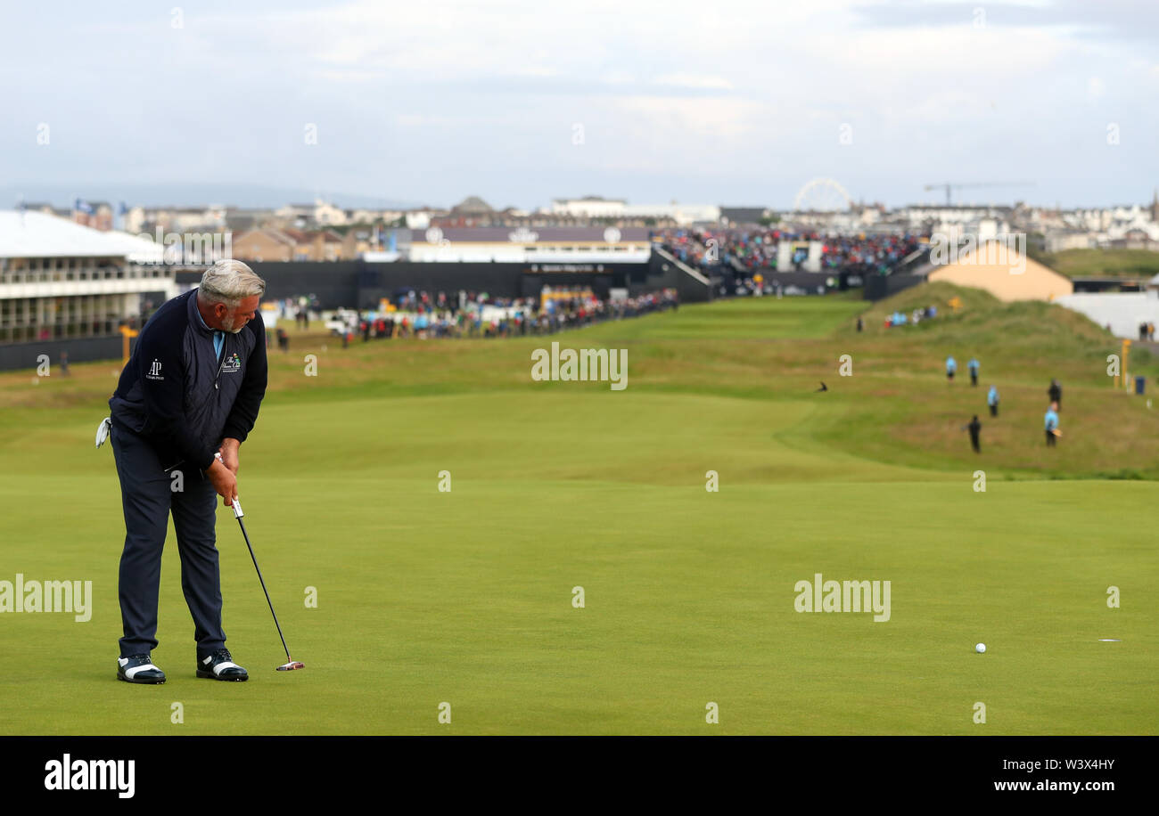 Nordirlands Darren Clarke Schläge für Birdie am ersten Tag einer der Open Championship 2019 im Royal Portrush Golf Club. Stockfoto