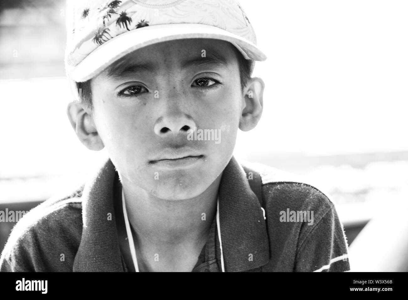 Das Porträt einer Jungen, Alter 13, und stoppen Sie bei einem Auto Fenster Schmuckstücke zu verkaufen, um seine Familie zu helfen. Tijuana, Mexiko. Stockfoto