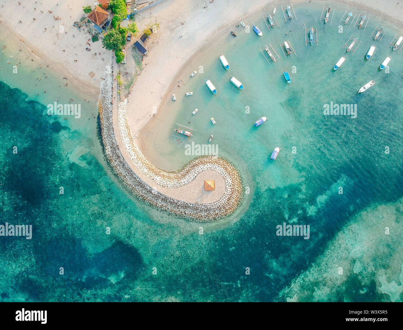 Antenne drone Blick auf Meer, Boote, Strand, Ufer in Sanur, Bali, Indonesien mit traditionellen Balinesischen Fischerbooten unglaublich blaue Meer. Stockfoto