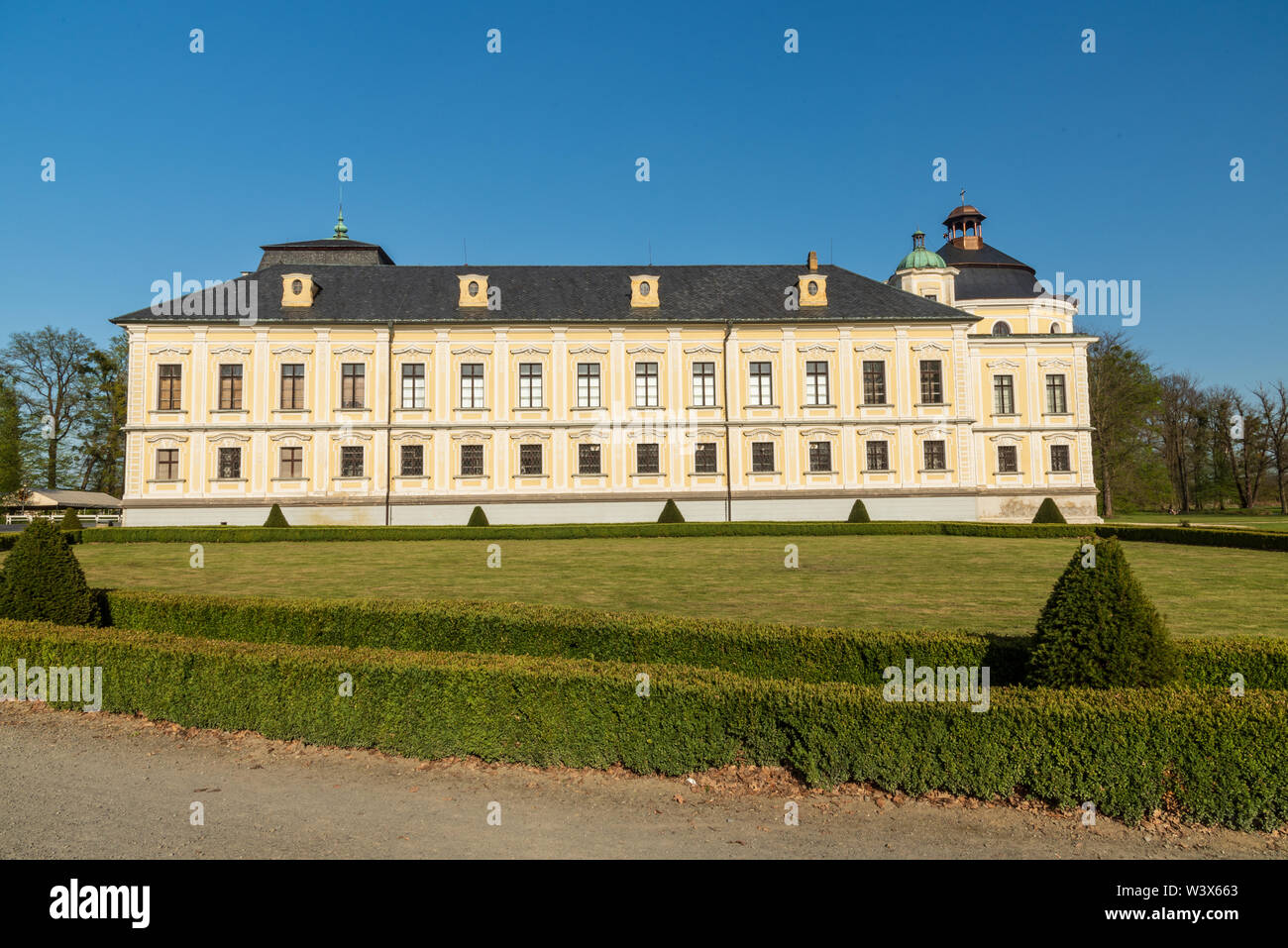 Barockschloss in Kravare in der Nähe der Stadt Opava in der Tschechischen Republik im Frühjahr Abend mit klaren Himmel Stockfoto