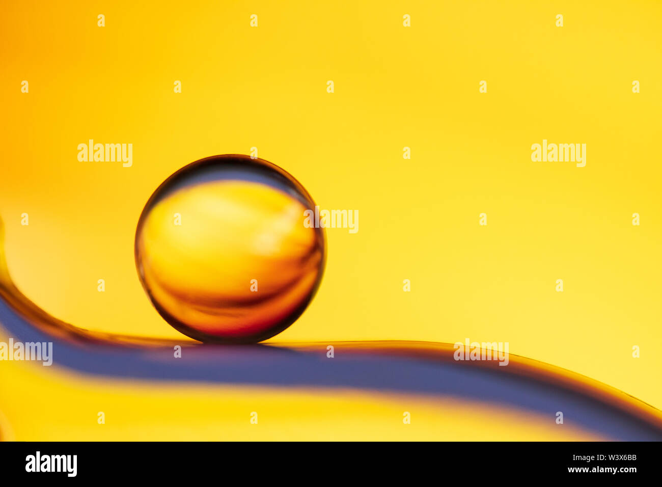 Marmor auf Glasplatte in gelben Hintergrund. Stockfoto
