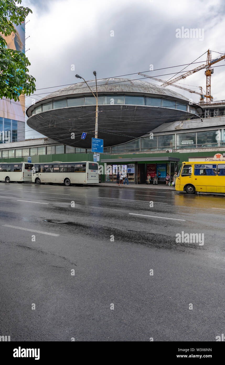 Die kultigen Flying Saucer Gebäude. 1971 von Architekt Florian Yuriev als Teil der Ukrainischen Institut für Wissenschaft und Informationen gebaut. Stockfoto