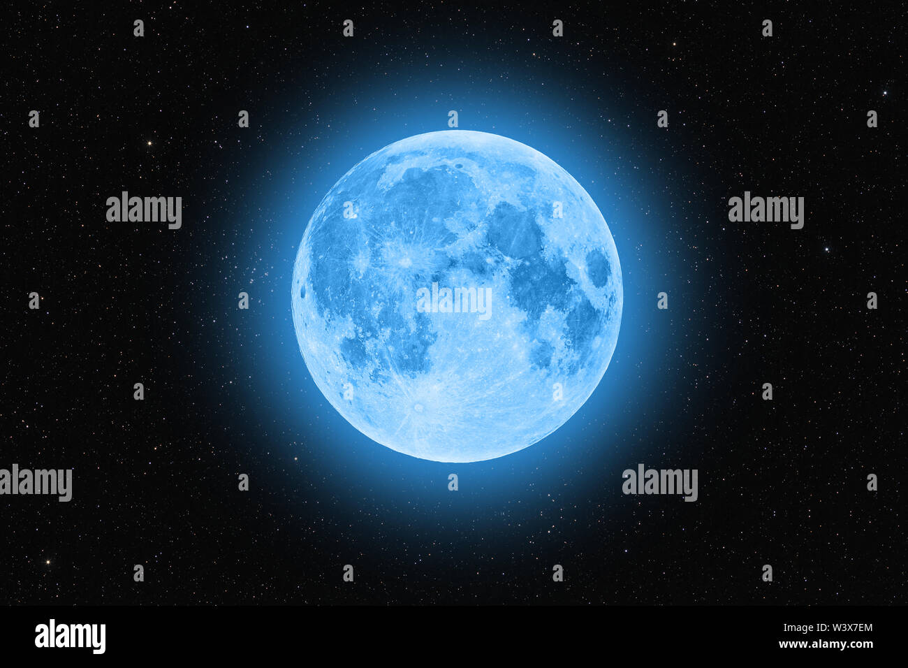 Blau super Mond leuchtende gegen Sternenhimmel dunklen Hintergrund Stockfoto