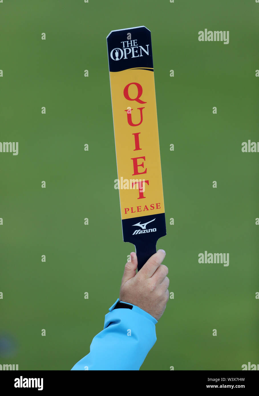 Einen Marshall hält einen ruhigen Board während des Tages eine der Open Championship 2019 im Royal Portrush Golf Club. Stockfoto