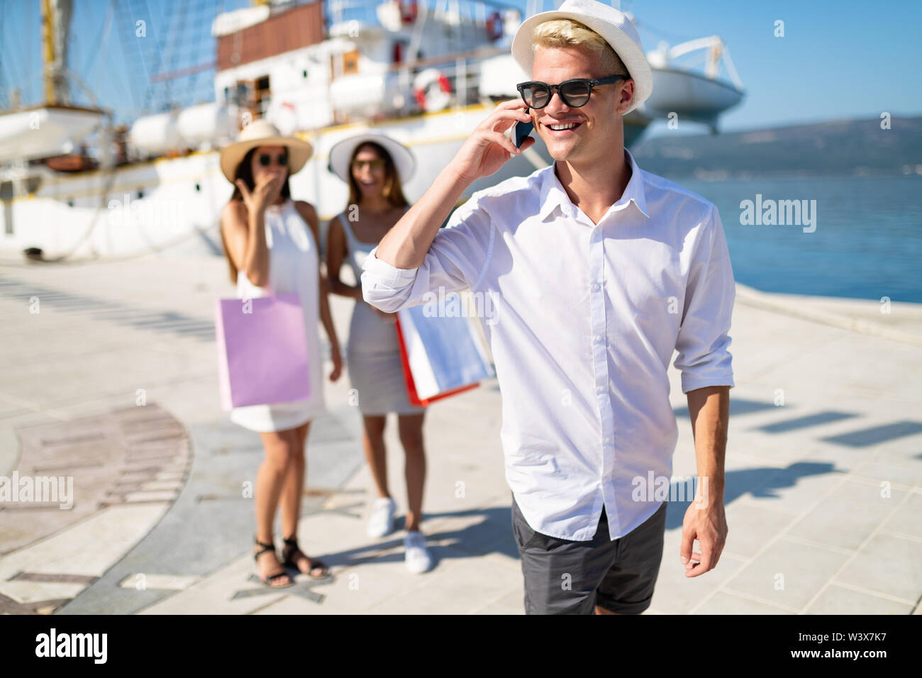 Urlaub, Reisen, Meer, Freundschaft und Personen Konzept. Lächelnd Freunde Spaß zusammen Stockfoto Urlaub, Reisen, Meer, Freundschaft und Personen Konzept. Lächelnd Freunde Spaß zusammen Stockfoto
