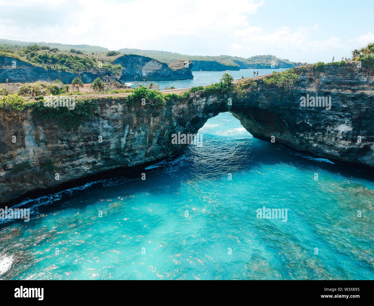 Antenne drone Ansicht von oben gebrochen Strand in Nusa Penida, Bali, Indonesien. Ansicht von oben von felsigen Küsten und Buchten Stockfoto