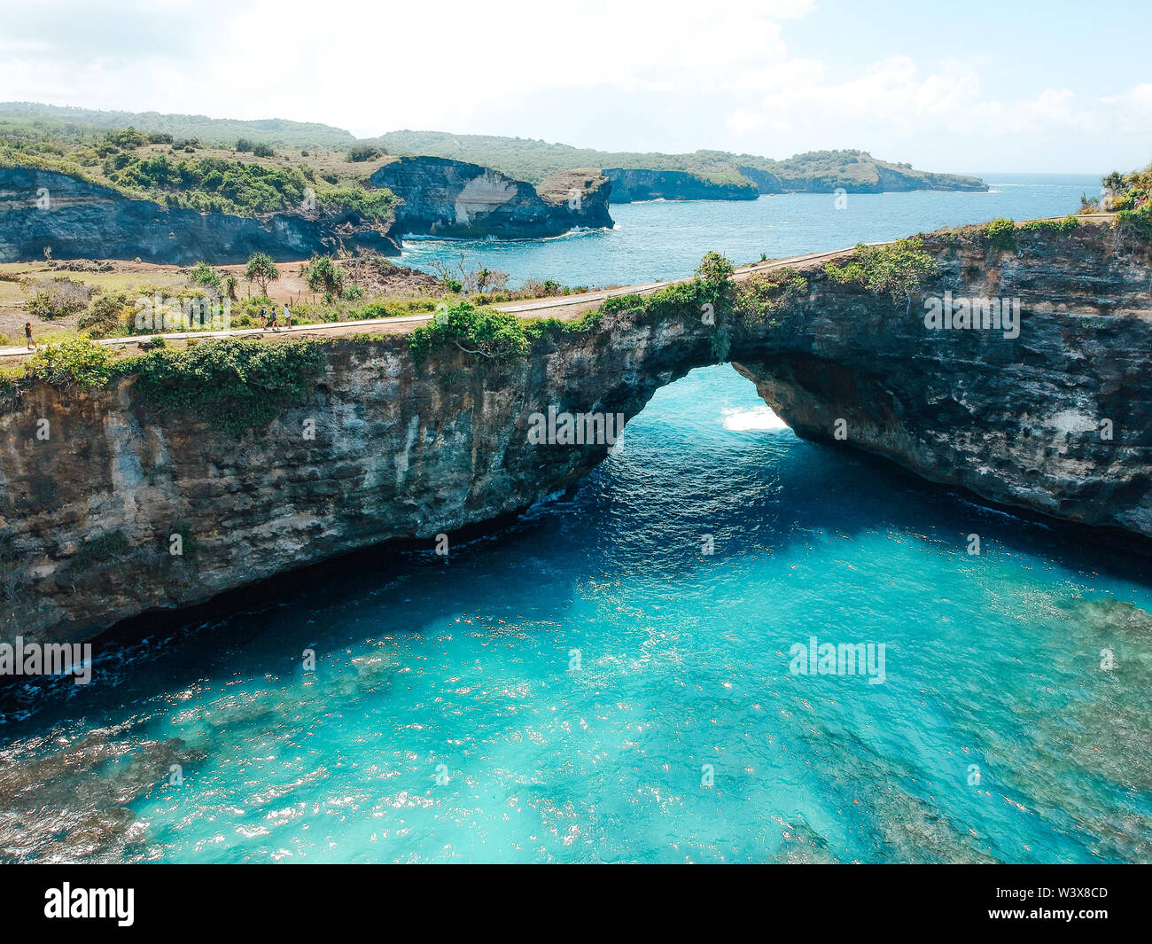 Antenne drone Ansicht von oben gebrochen Strand in Nusa Penida, Bali, Indonesien. Ansicht von oben von felsigen Küsten und Buchten Stockfoto