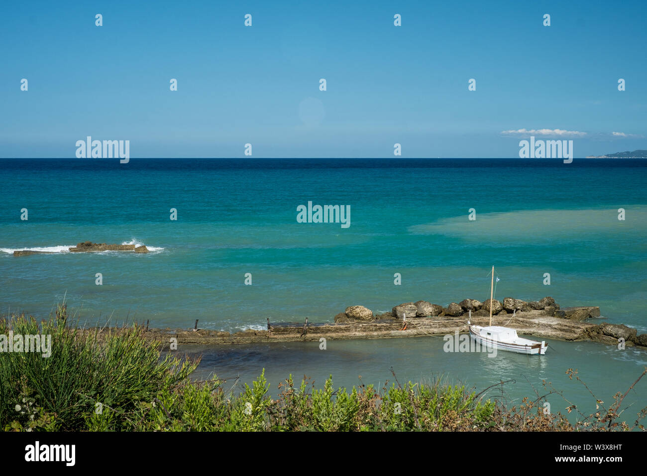 Korfu Agios STefanos ein schöner Schuß aus Blick auf das Meer zu seaThe so viele verschiedene Schattierungen von Blau und sieht sehr malerisch. Ein Stockfoto