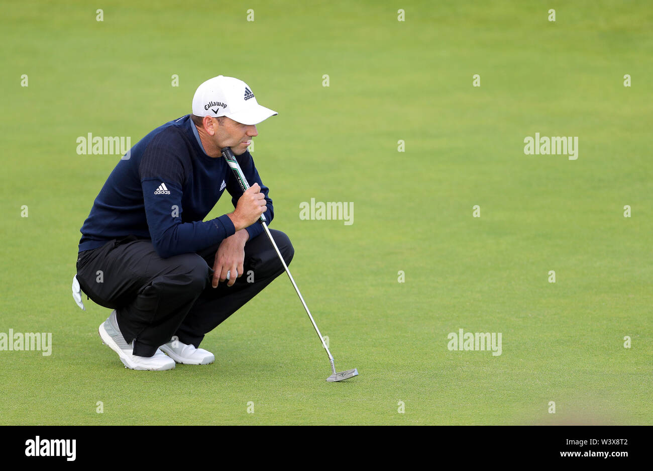 Der Spanier Sergio Garcia im 4. Grün während des Tages eine der Open Championship 2019 im Royal Portrush Golf Club. Stockfoto