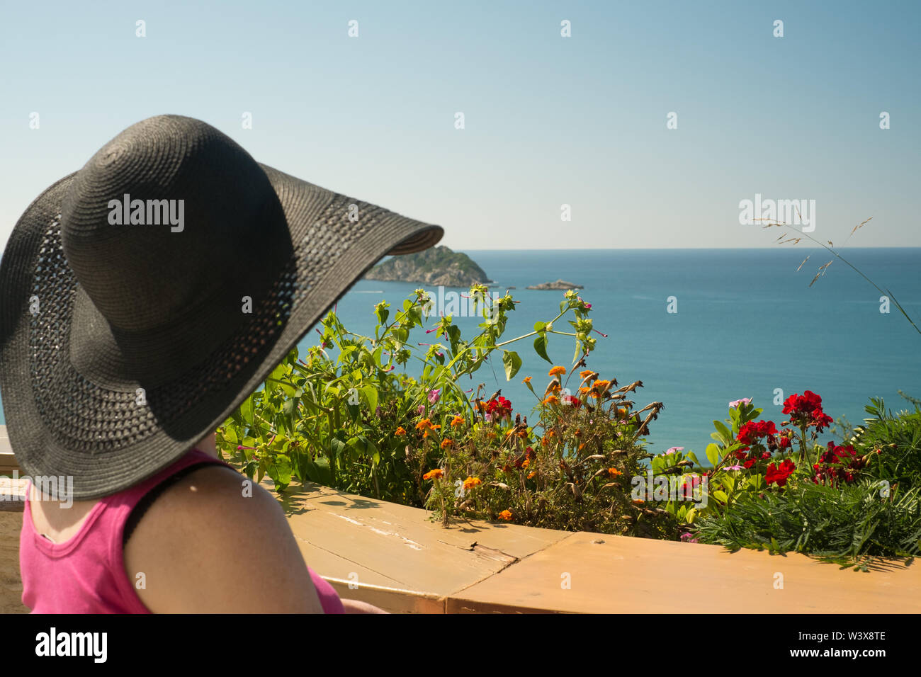 Korfu Agios Stefanos Dame aus Blick auf das Meer tief in Gedanken ist, ist es für eine große Komposition in einer großartigen Lage. Stockfoto