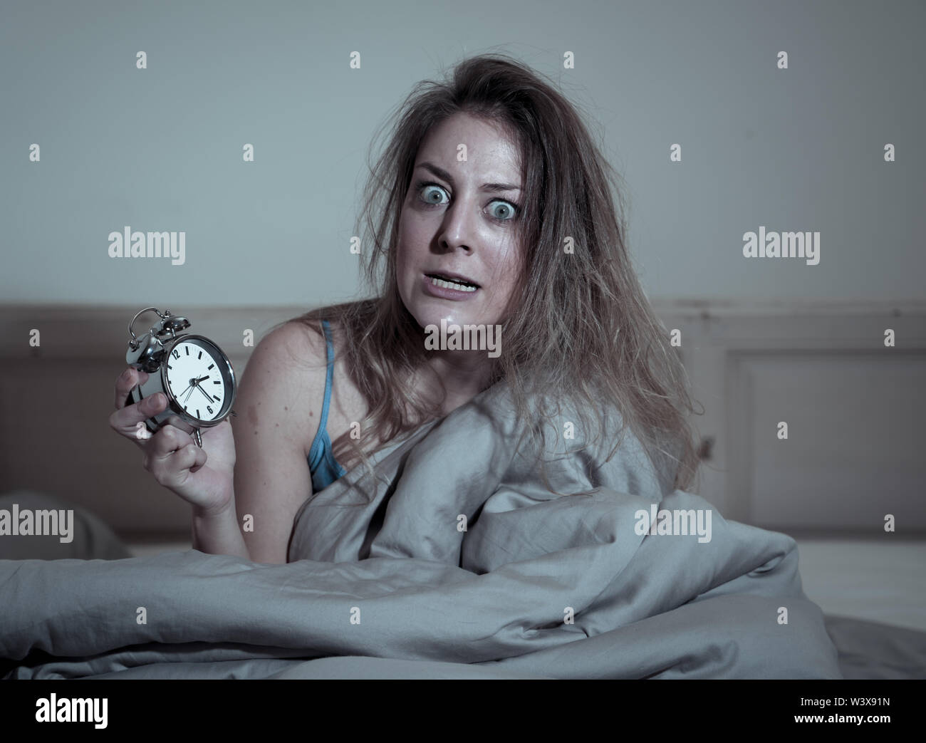 Schlaflose und verzweifelt schönen kaukasischen Frau wach nachts nicht schlafen zu können, Anzeigen, frustriert und beunruhigt insom Leiden. Stockfoto