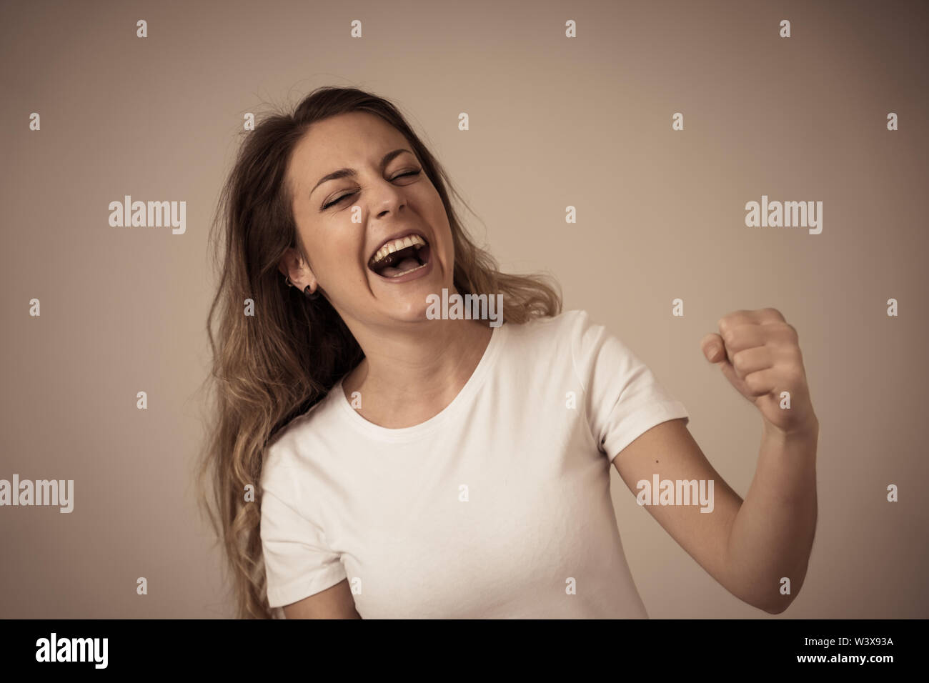 Porträt der schönen Schockiert Frau, die in der Lotterie gewinnen oder in großen Erfolg mit überrascht und glücklichen Gesicht und Gestik, Mimik, Menschliche Stockfoto