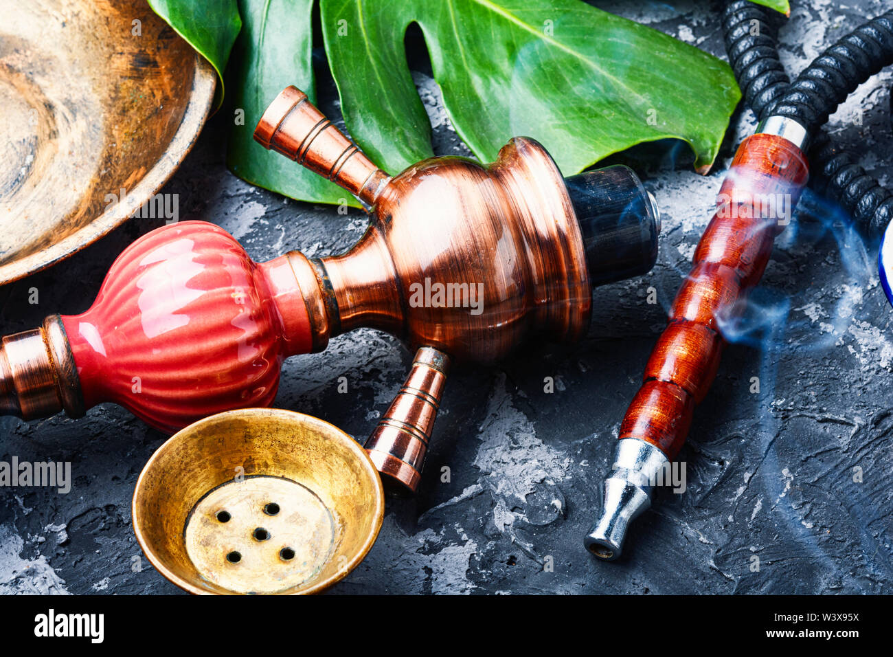 Shisha Mundstück. Shisha Aroma. Tabak mit tropischen Geschmack. Kalian rauchen Stockfoto