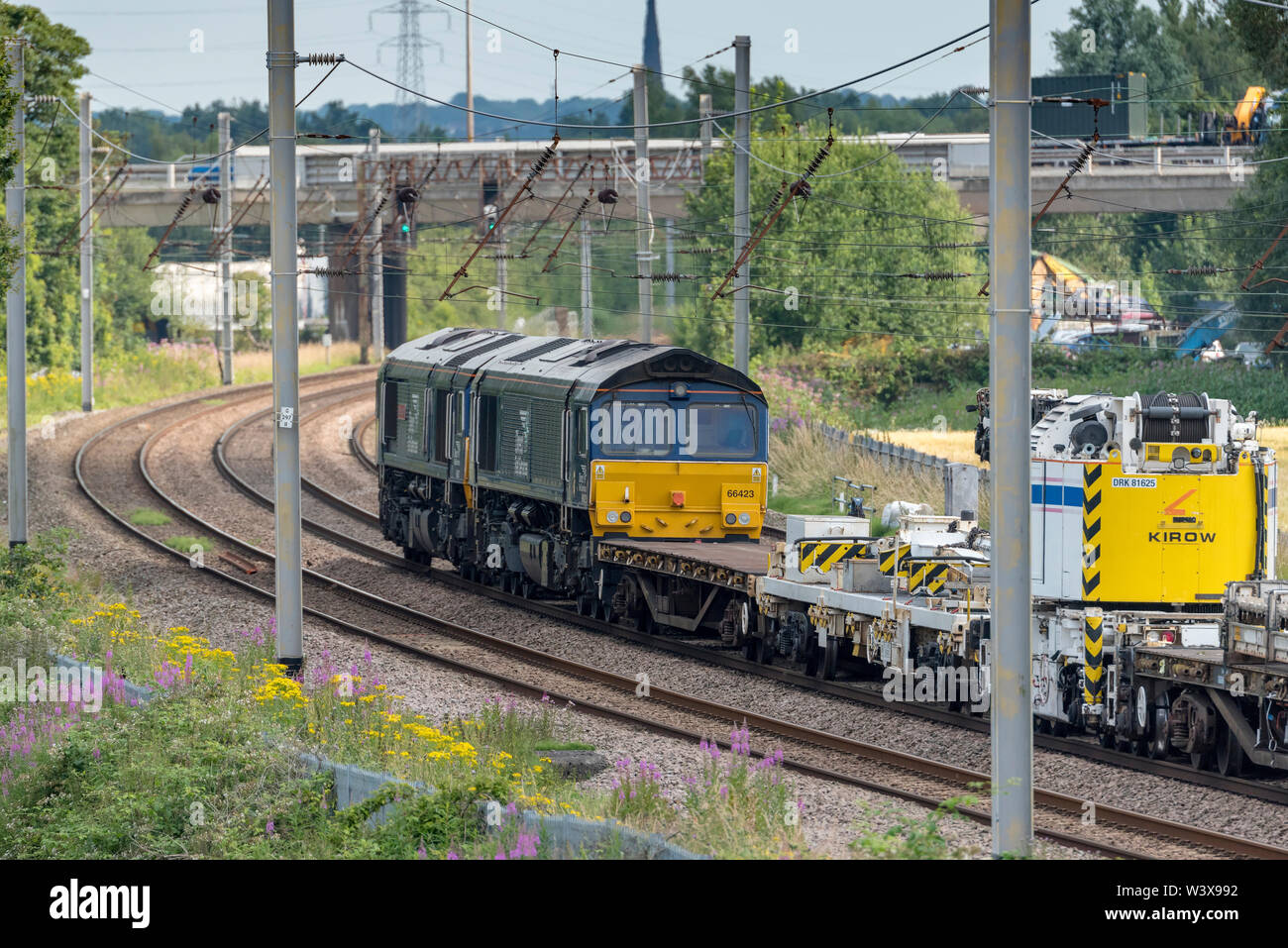 Doppelzimmer Class 66 Lokomotiven geleitet. Eine Art von Sechsachsigen diesel-elektrische Güterzuglokomotive abgebildet auf der West Coast Main Line an Winwick schleppen Kiro Stockfoto