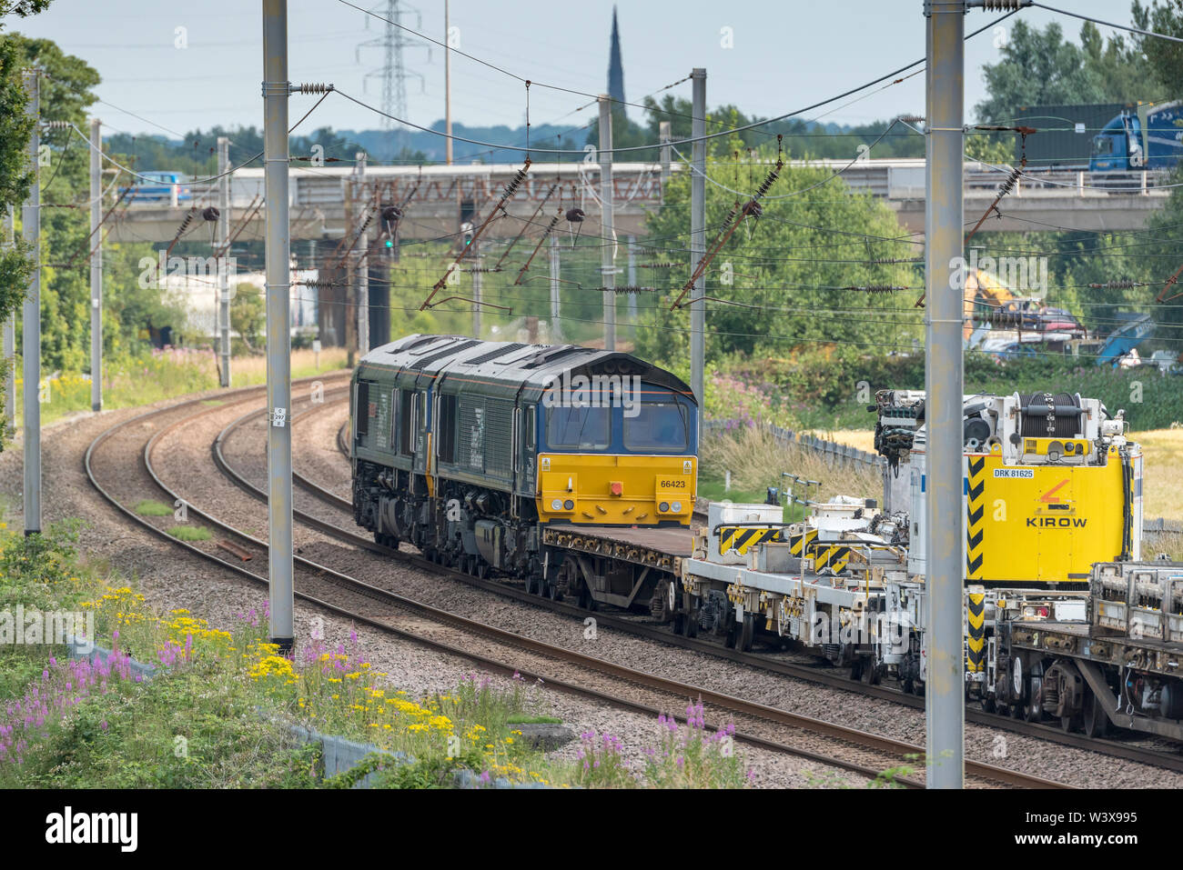 Doppelzimmer Class 66 Lokomotiven geleitet. Eine Art von Sechsachsigen diesel-elektrische Güterzuglokomotive abgebildet auf der West Coast Main Line an Winwick schleppen Kiro Stockfoto
