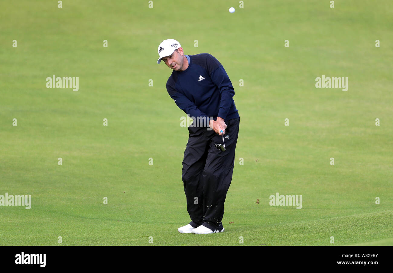 Der Spanier Sergio Garcia im 4. Grün während des Tages eine der Open Championship 2019 im Royal Portrush Golf Club. Stockfoto