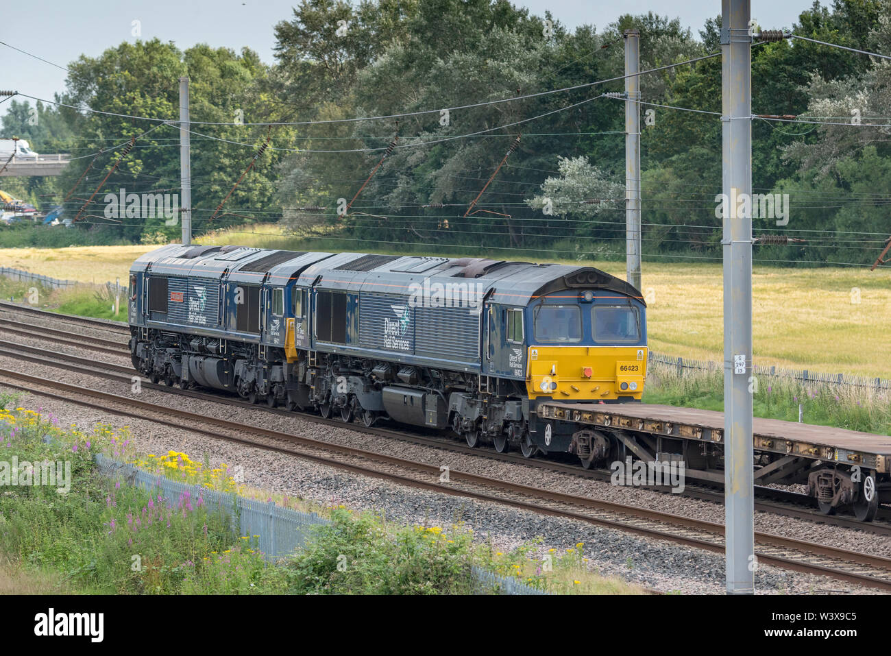 Doppelzimmer Class 66 Lokomotiven geleitet. Eine Art von Sechsachsigen diesel-elektrische Güterzuglokomotive abgebildet auf der West Coast Main Line an Winwick schleppen Kiro Stockfoto