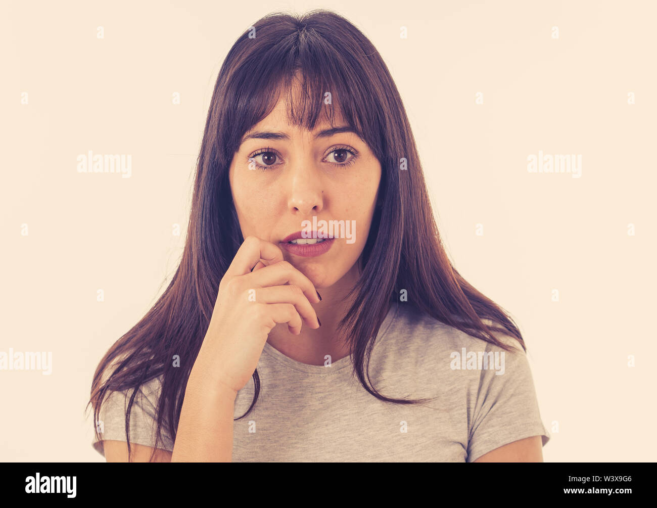 Nahaufnahme eines jungen traurige Frau, Ernst und besorgt, besorgt und nachdenklich. Gefühl Trauer und Depression. In weißem Hintergrund. In Stockfoto