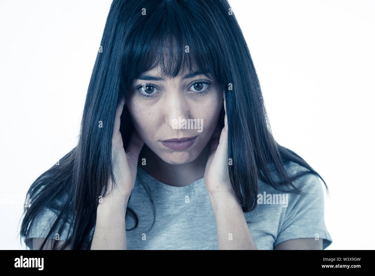 Nahaufnahme eines jungen traurige Frau, Ernst und besorgt, besorgt und nachdenklich. Gefühl Trauer und Depression. In weißem Hintergrund. In Stockfoto