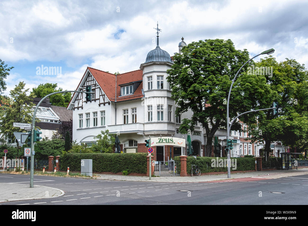 Zeus Restaurant an der Außenseite. Griechisches Restaurant in der finckensteinallee 62, Lichterfelde, Berlin Stockfoto