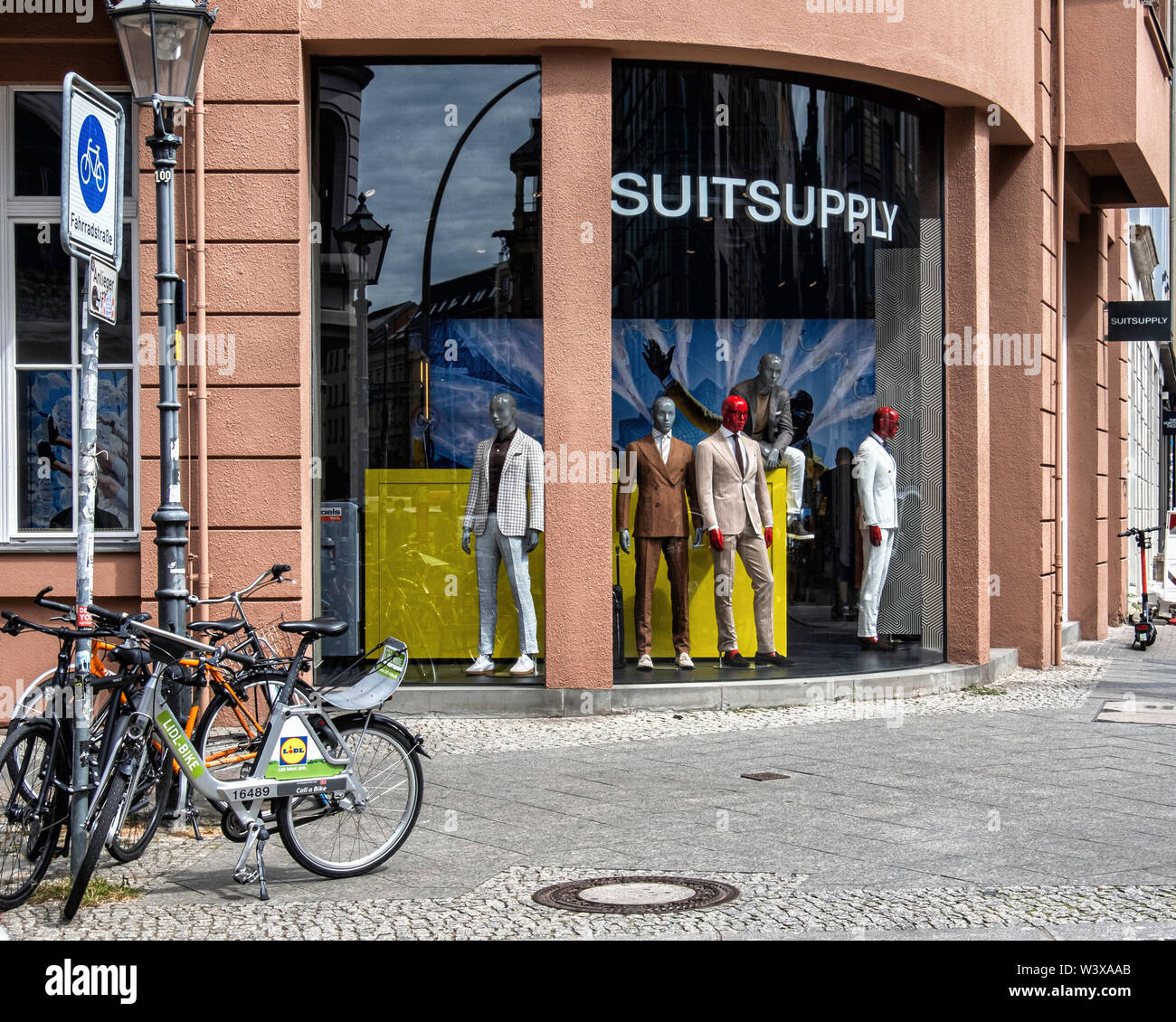 Berlin, Mitte. Der Anzug- men Clothing Store Exterieur. Kleidung Shop für  Männer Stockfotografie - Alamy