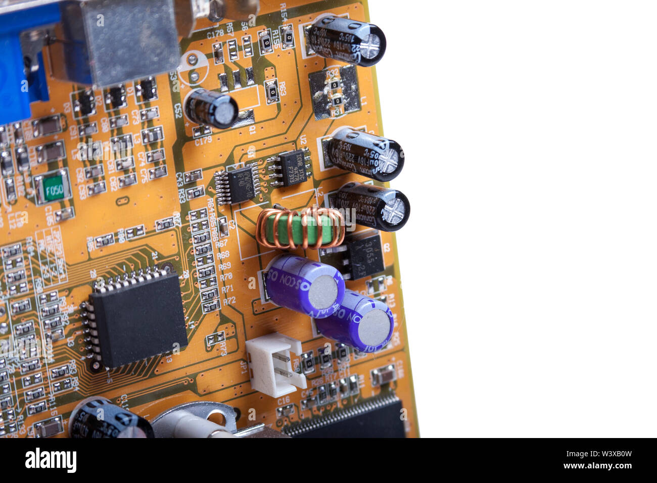 Detaillierte komplizierte Computerschaltungen, Leiterplatte mit elektronischen Elementen, die isoliert auf weißem Hintergrund angebracht sind. Fortschrittliche Technologie-Hardware Stockfoto