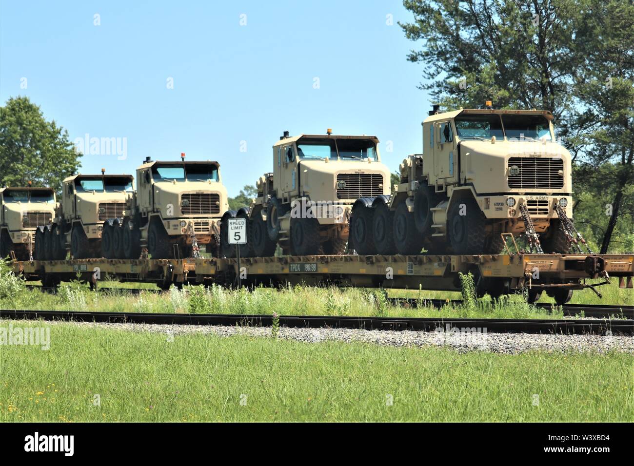 Militärische Fahrzeuge und Ausrüstungsgegenstände von der 1158th Transportation Company und die 107 Oberfläche Wartung Unternehmen der Wisconsin National Guard sind auf triebwagen Juli 12, 2019, am Fort McCoy, Wis. Die Ausstattung war in Fort Hood, Texas, geliefert, ein Teil einer großen Übung später im Jahr werden geladen. Die Schiene wird geladen und die damit verbundenen Arbeiten wurde von der 1158th und 107 Soldaten, Soldaten, 829Th Engineer Unternehmen und Mitarbeiter mit den Fort McCoy Logistics Readiness Center Transport Division. (U.S. Armee Foto von Scott T. Sturkol, Public Affairs Office, Fort McCoy, Wis.) Stockfoto